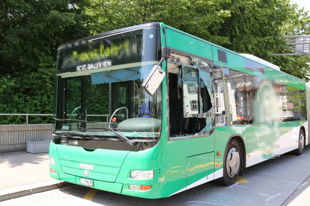 St. Gallen SG - Streifkollision zwischen Lastwagen und Bus
