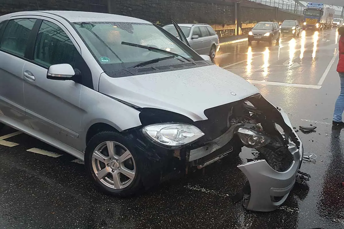 Wissen - Kollision zwischen Mercedes und Ford