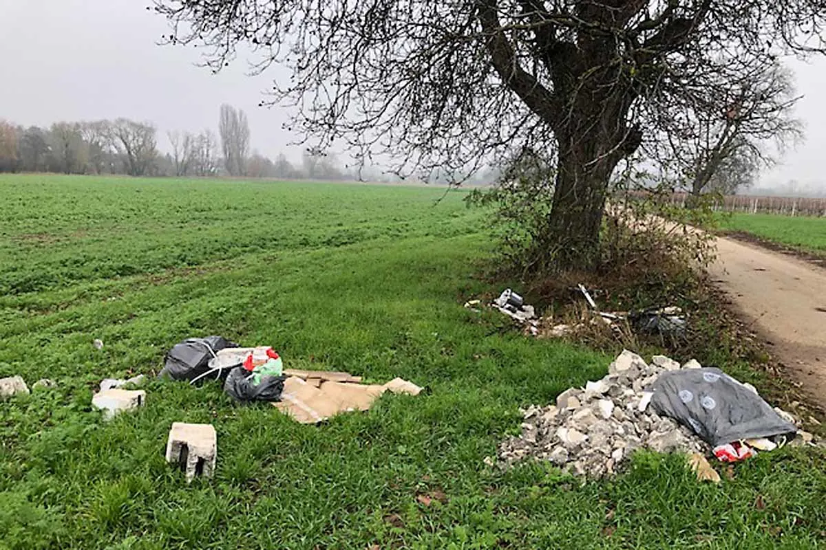 Zeugenaufruf in Venningen - Bauschutt illegal im Feld abgeladen