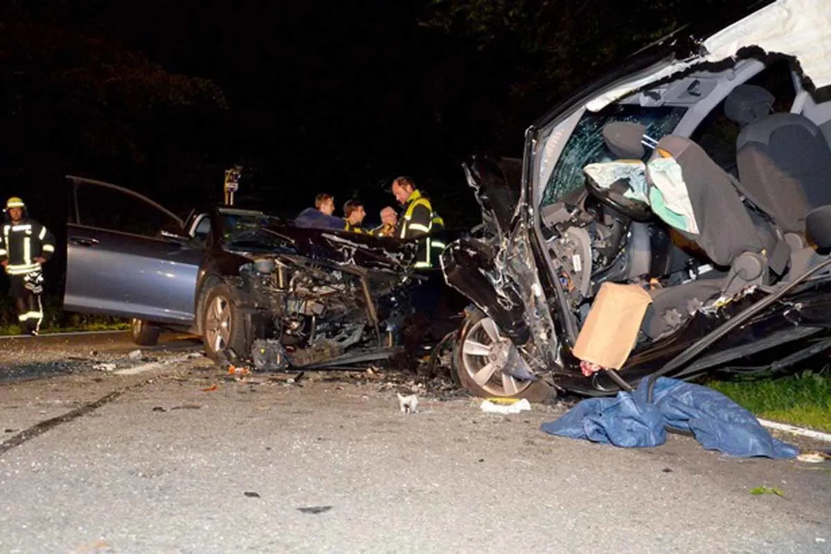 Heftiger Frontalcrash bei Ascheffel - Eine Tote und zwei schwer Verletzte