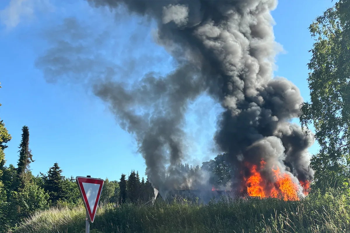 Lagerhalle in Vollbrand in Sittensen NI – Schadstoffe erfordern Großaufgebot der Feuerwehren