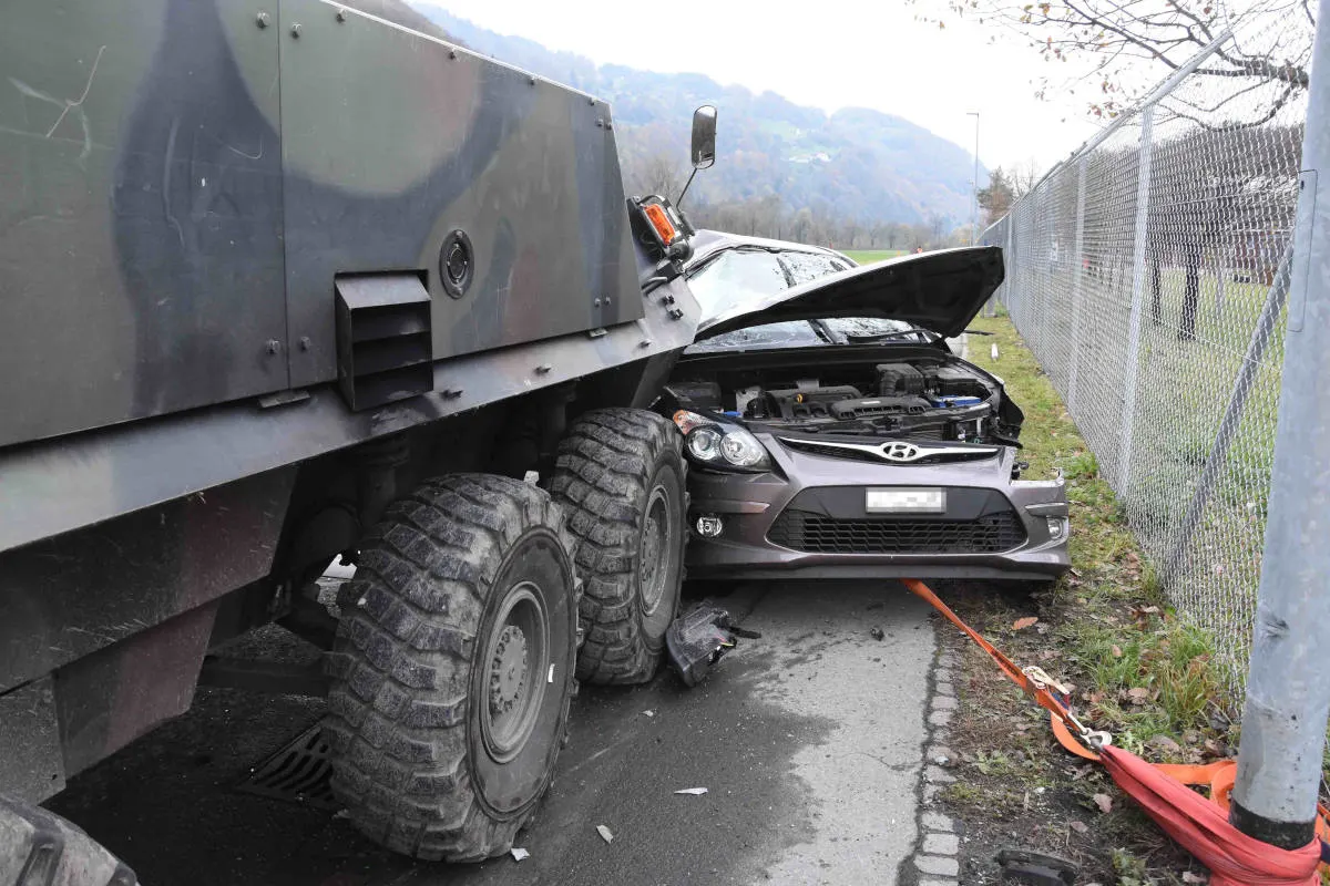 Plons SG - Bei Verkehrsunfall mit Panzer schwer verletzt