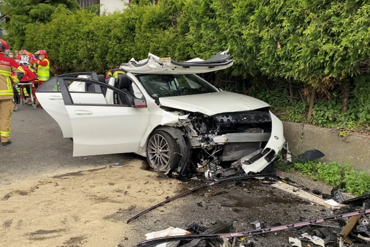 Heftige Frontalkollision zwischen zwei Mercedes nach Sekundenschlaf in Teufenthal AG!