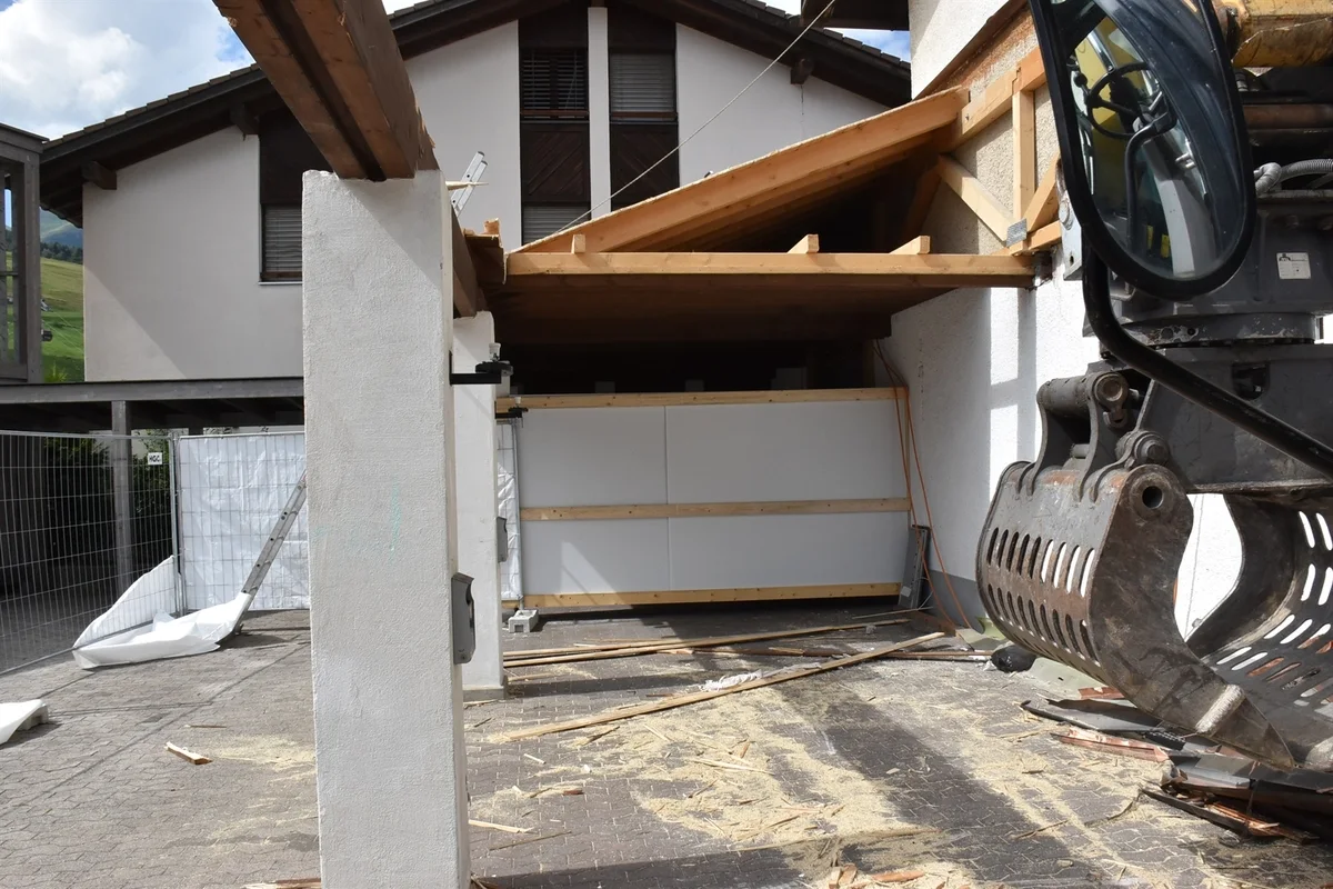 Savognin GR - Mann stürzt vom Dach auf den Asphalt - Rega im Einsatz