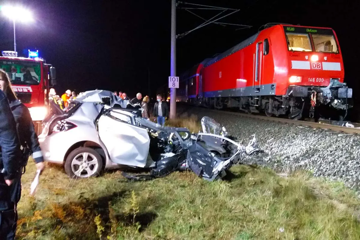 Todlicher Unfall in Wrestedt - Kollision zwischen PKW und Regionalbahn - Zug schleift Kleinwagen Toyota mehrere hundert Meter mit