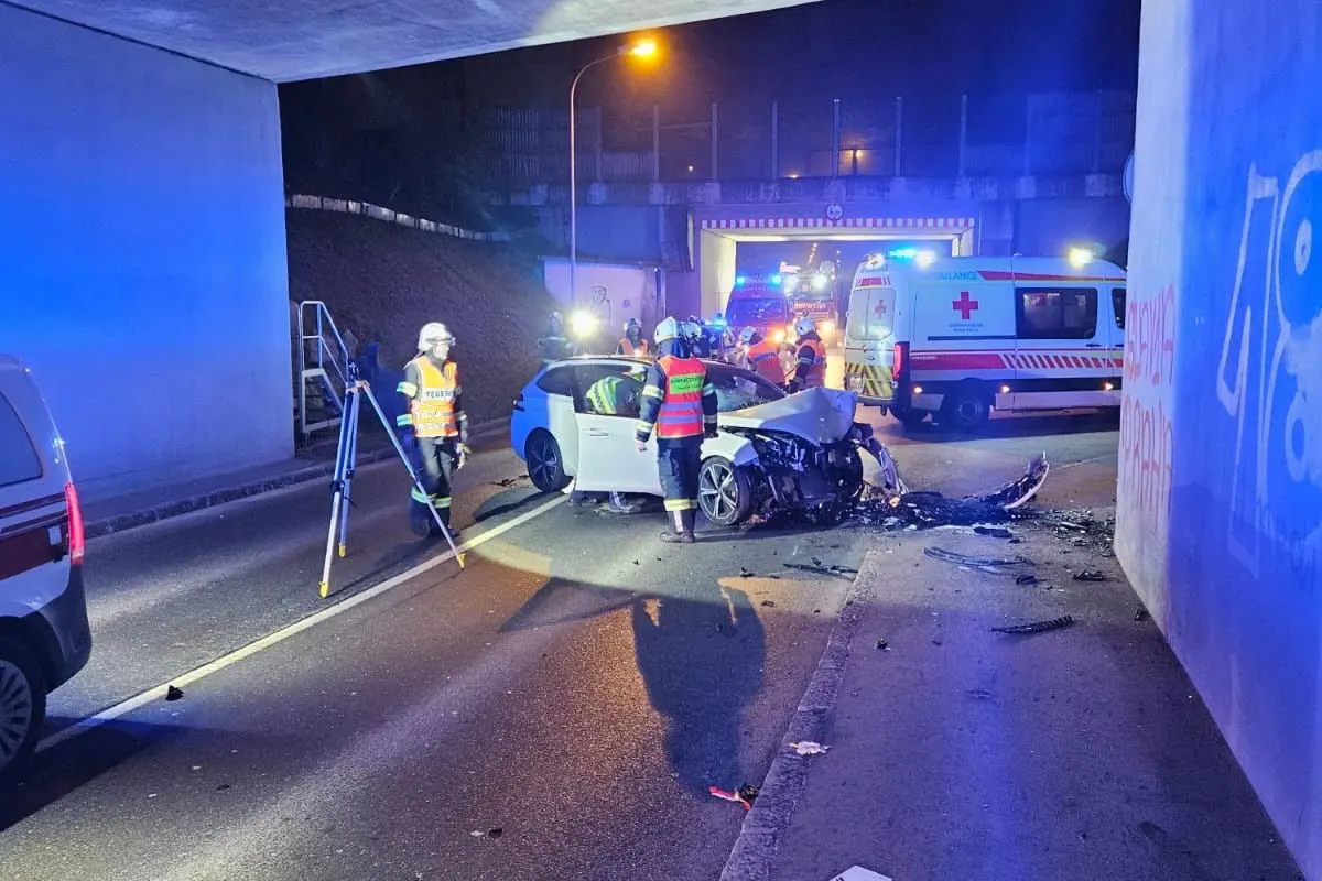 Lauterach – Lenker prallt bei Unfall gegen Unterführung
