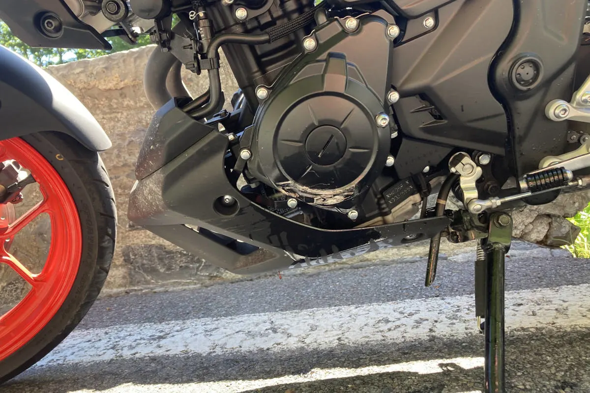 Linthal GL – Motorrad bei Überholmanöver in Bruchsteinmauer gekracht