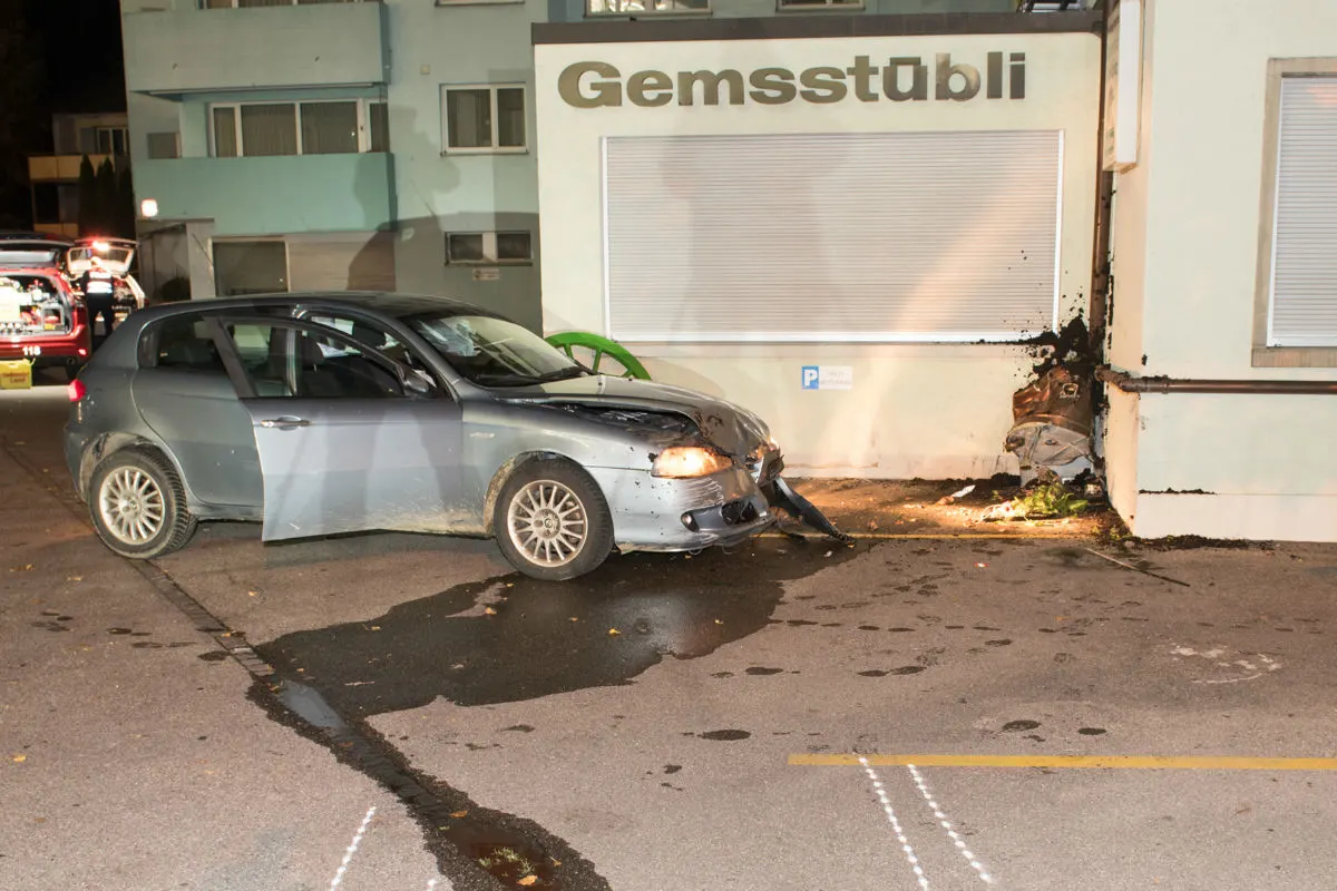 Schaffhausen SH - Auto in Hausmauer geprallt - Zeugenaufruf