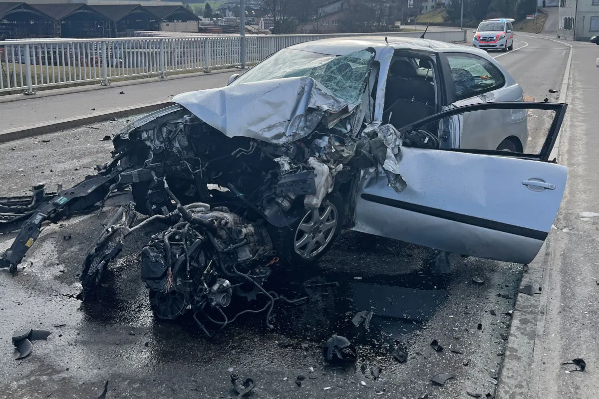 Istighofen TG – Autofahrerin kollidiert auf Brücke mit Lastwagen