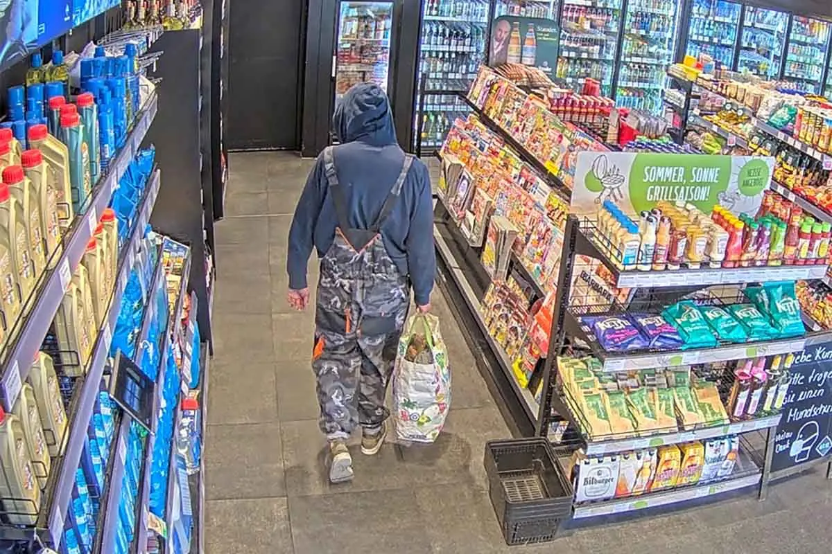  Öffentlichkeitsfahndung in Essen - Unbekannter entwendet Alkoholika und droht Mitarbeiterin - Wer kennt den Mann?