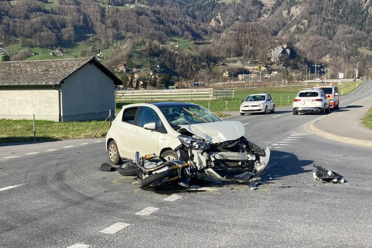 Mollis GL - Motorradfahrer nach Unfall verletzt