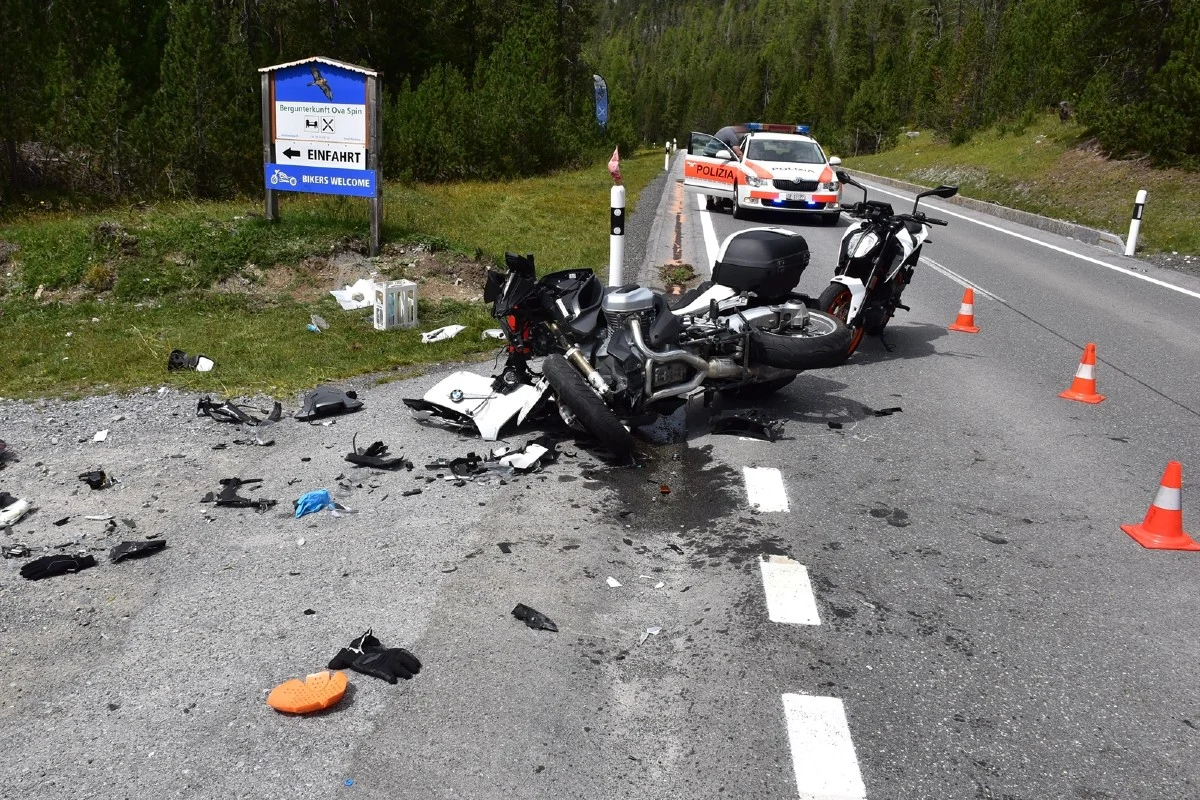 Horrorcrash in Zernez GR  - Zwei Schwerverletzte nach Unfall zwischen Motorrad und Wohnmobil!