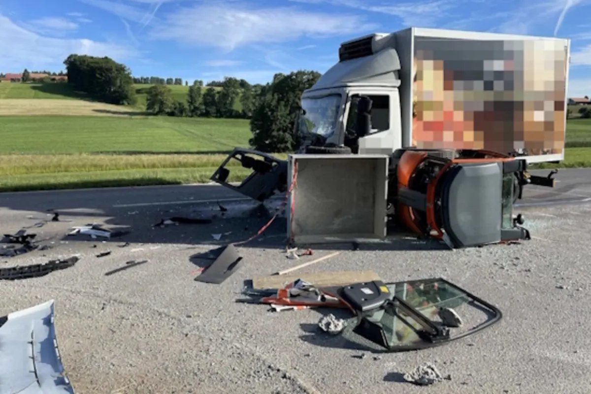 Siviriez FR - Lastwagenführer bei Unfall im Fahrzeug eingeklemmt