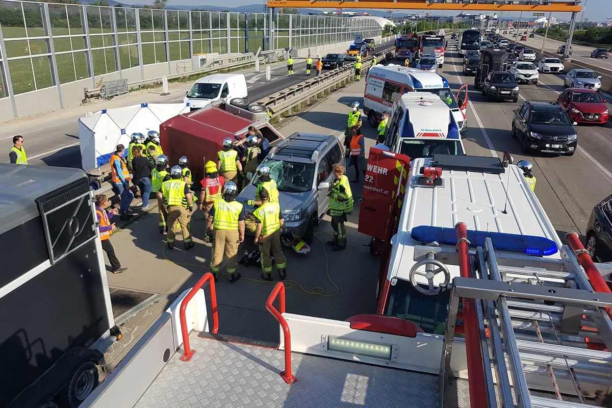 Vösendorf - Unfall auf der A2 - Pferdeanhänger umgekippt