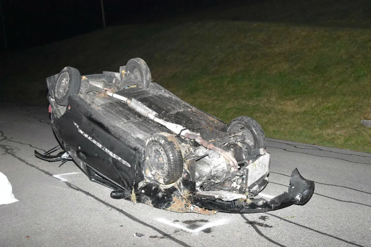 Goldingen SG - Auto überschlägt sich - Lenker war fahrunfähig unterwegs