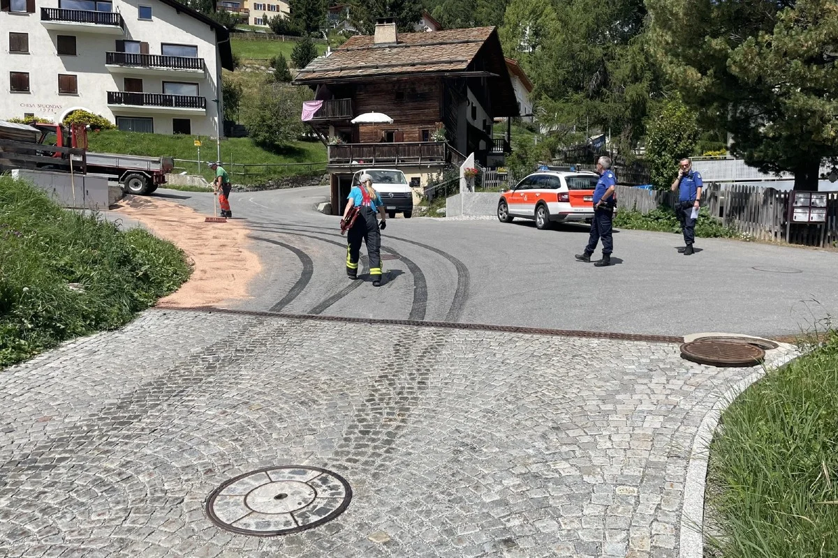 Zuoz GR - Feuerwehreinsatz wegen beschädigter Hydraulikölwanne