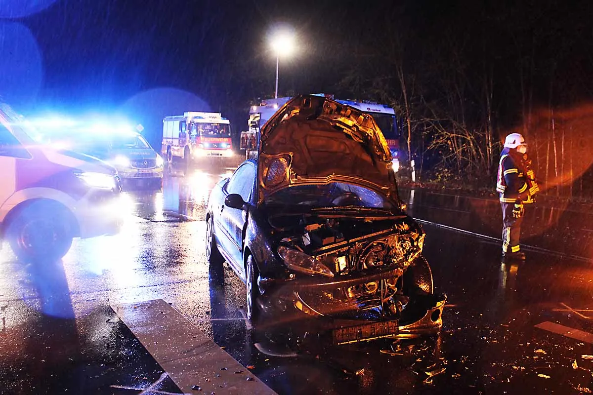Zwei Schwerverletzte in Jülich - Unfall auf regennasser Fahrbahn