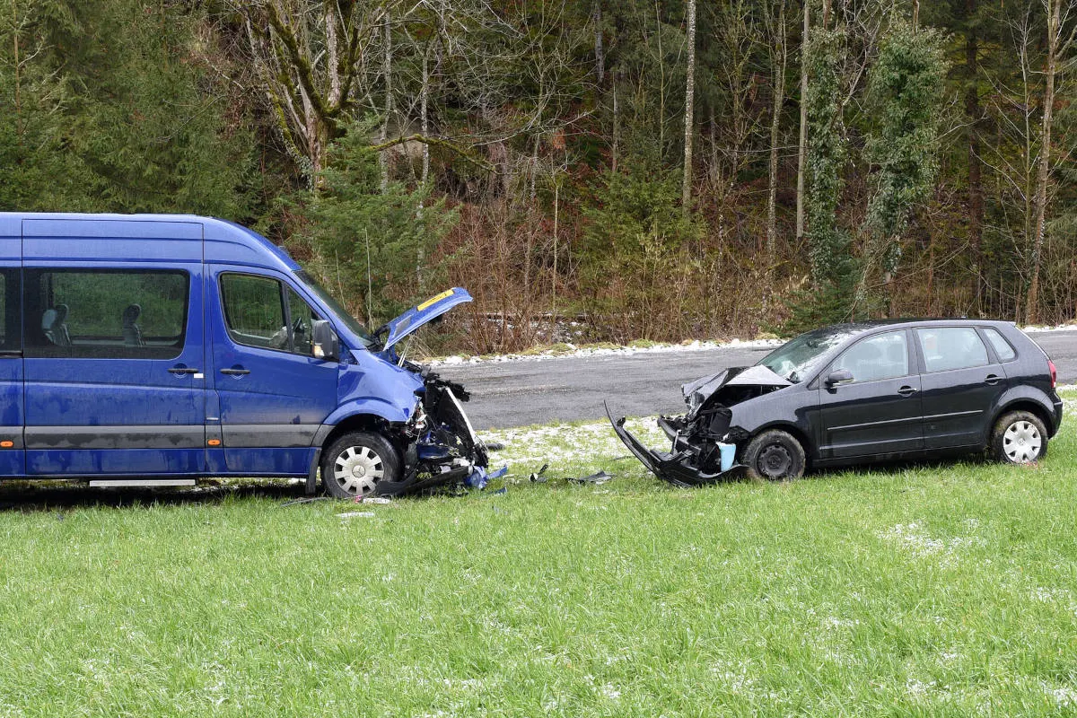 Willisau Rohrmatt LU – Kollision zwischen Auto und Kleinbus