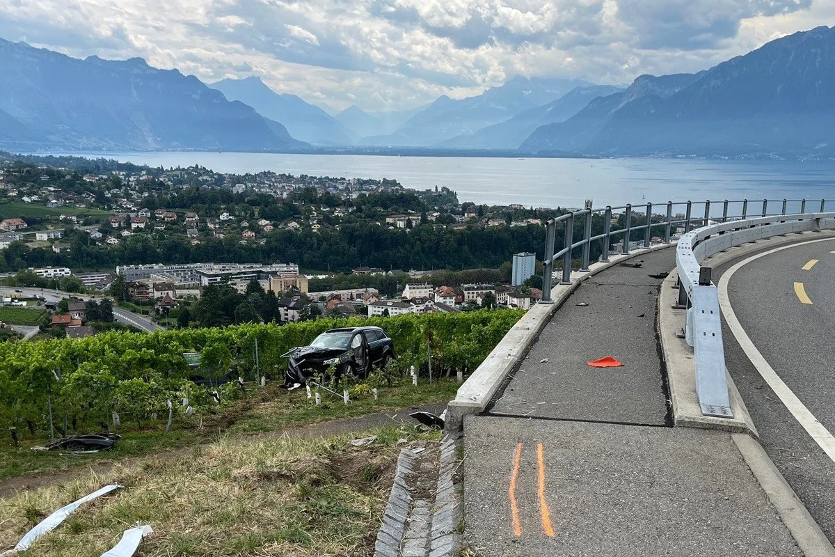 Corsier-sur-Vevey VD – Auto landet bei Unfall  in Weinberg – Mitfahrer schwer verletzt