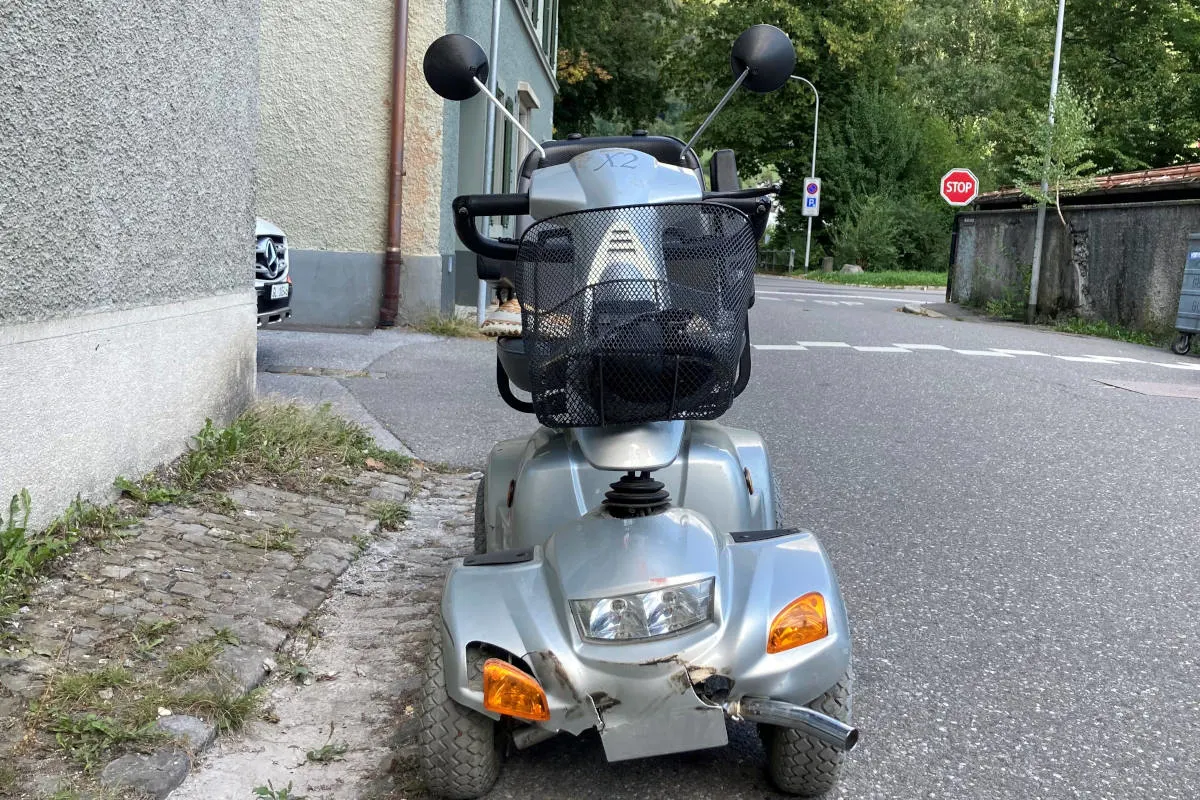 Stadt Glarus – Kollision zwischen Auto und Elektro-Rollstuhl
