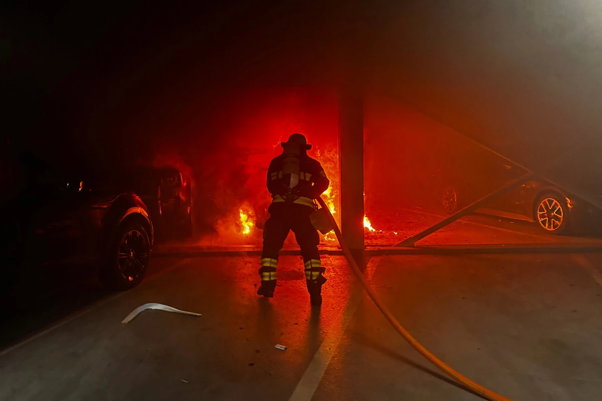 München BY – Fahrzeugbrand in Parkhaus
