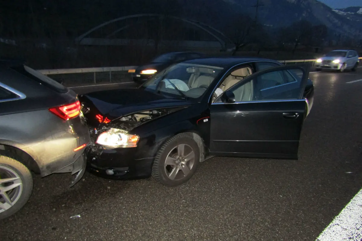 A3/Niederurnen GL - Auffahrkollision mit drei Fahrzeugen