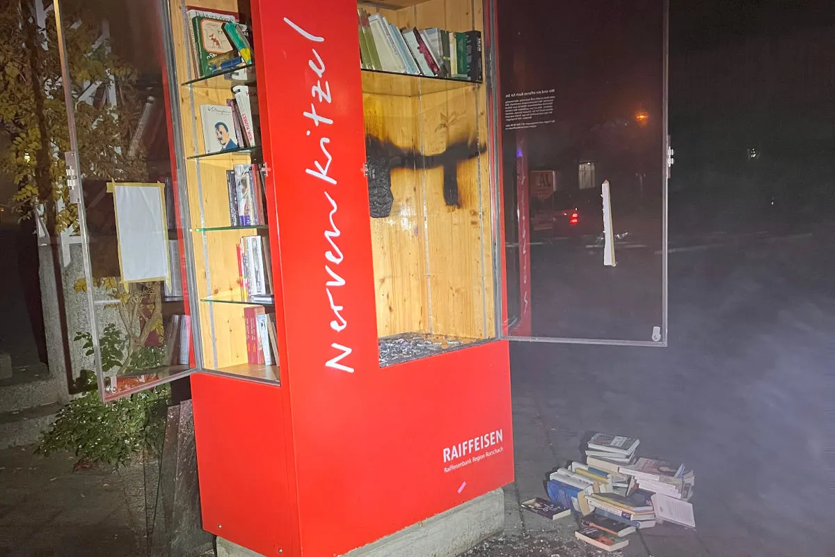 Rorschach SG – Unbekannte zünden Bücherkasten an