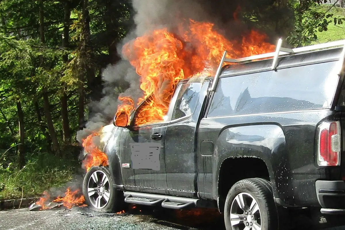Schwanden GL - Auto in Brand geraten