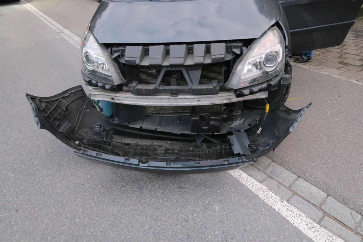Mollis GL - Auto übersehen und Unfall verursacht