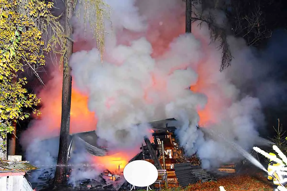 Vollalarm für die Feuerwehr in Niederbüren SG - Holzbeige in Brand geraten