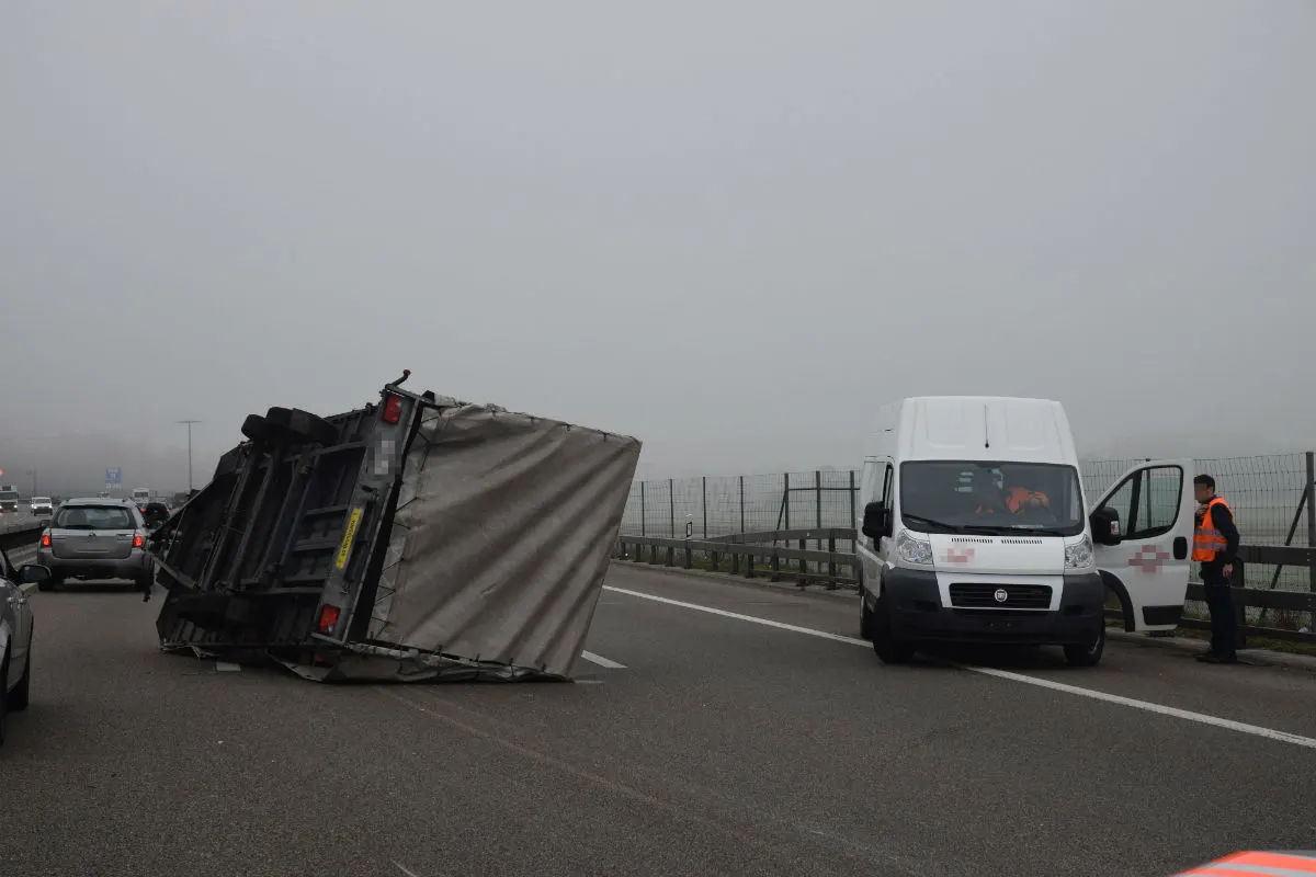 A1/Härkingen SO - Lieferwagenanhänger umgekippt