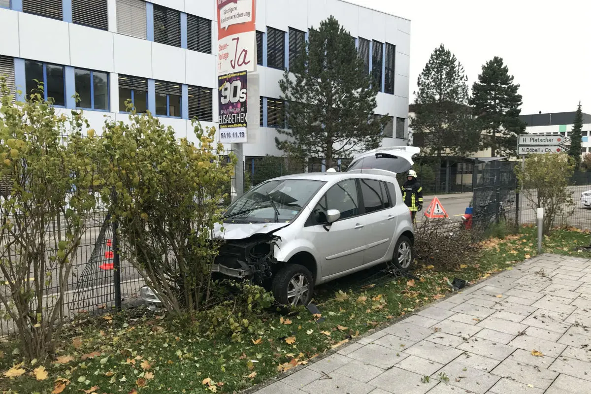 Bubendorf BL - Selbstunfall infolge Sekundenschlaf – niemand verletzt