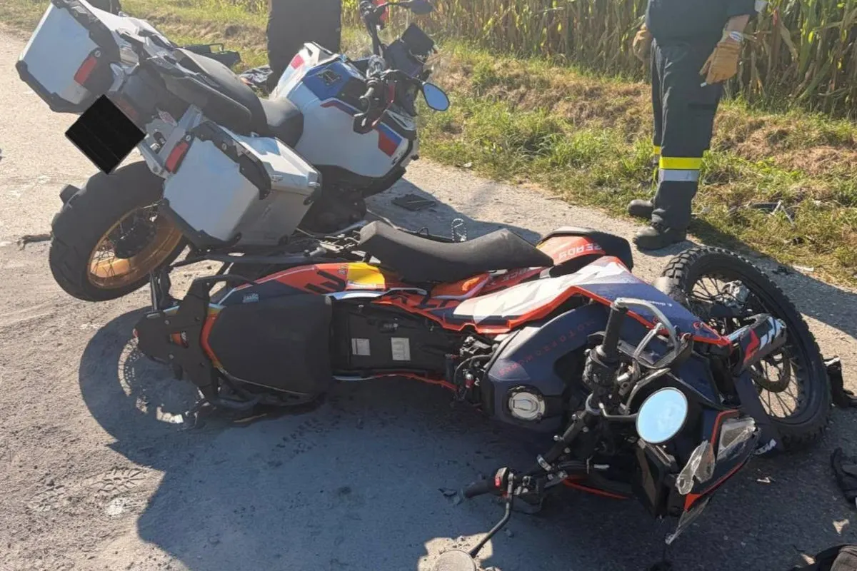 Zwei Motorräder sind auf der Straßenseite umgestürzt. Im Hintergrund steht eine Person in Schutzkleidung.
