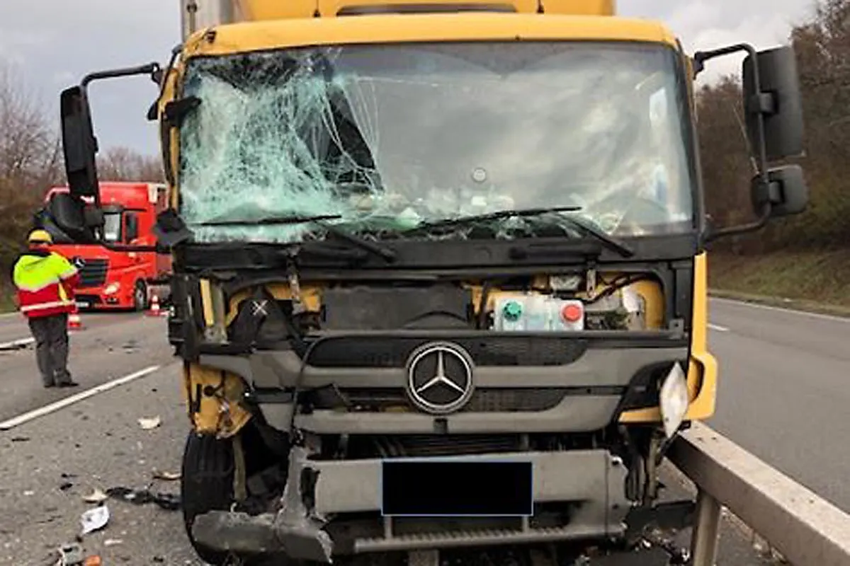 Spektakulärer Unfall in Insheim - LKW kracht auf Absicherungsfahrzeug!