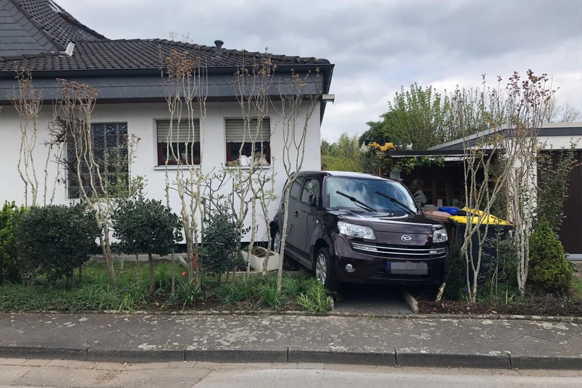 Hilden -  85-Jährige prallt beim Ausparken gegen Hauswand
