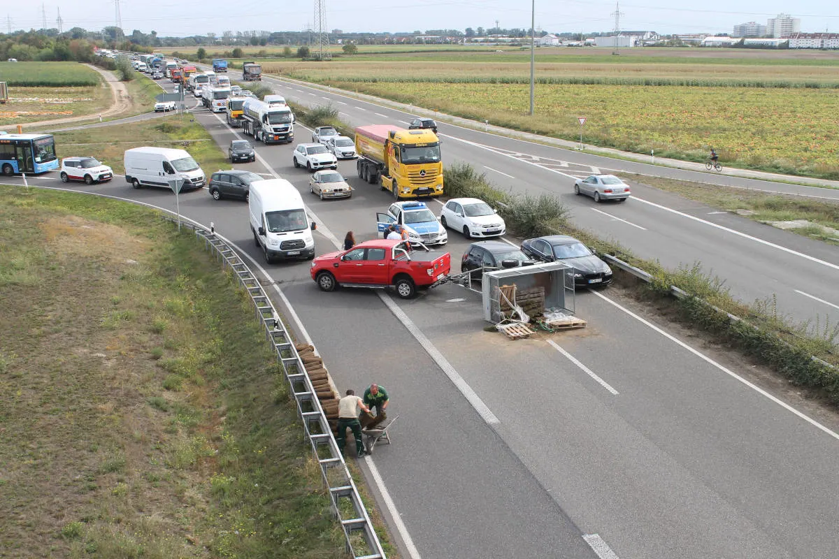 Mutterstadt – Verkehrsunfall durch umgekippten Anhänger – Führerscheinprüfungsfahrt endet jäh