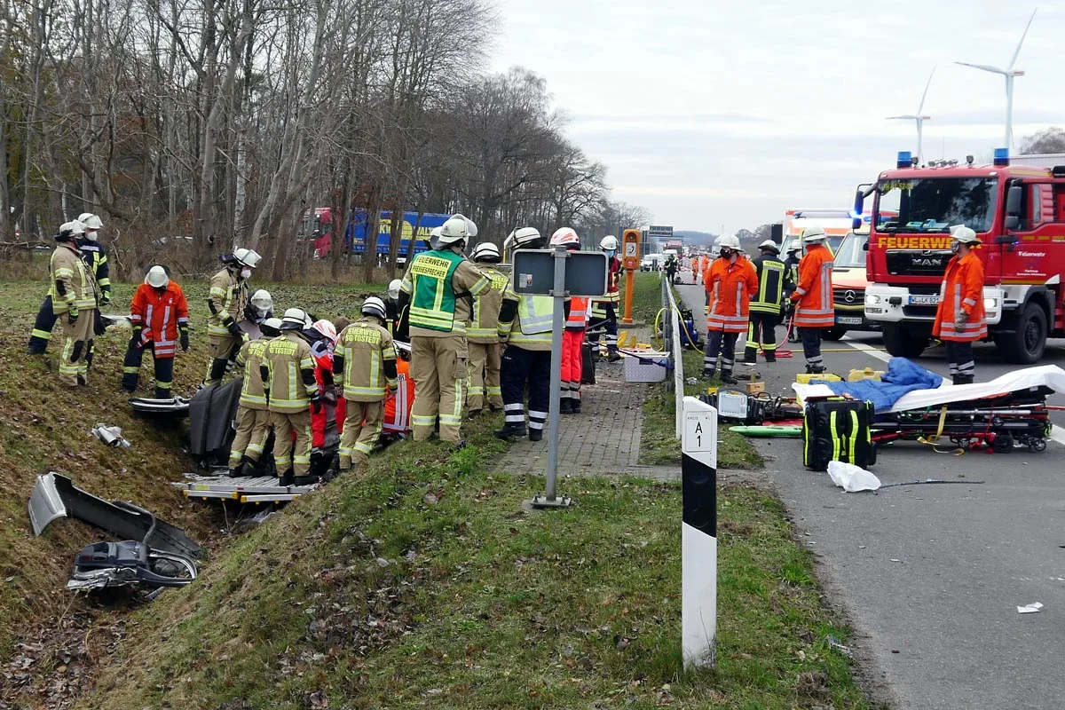 Spektakulärer Unfall in Heidenau - Zwei Schwerverletzte nach Unfall auf der Hansalinie A1