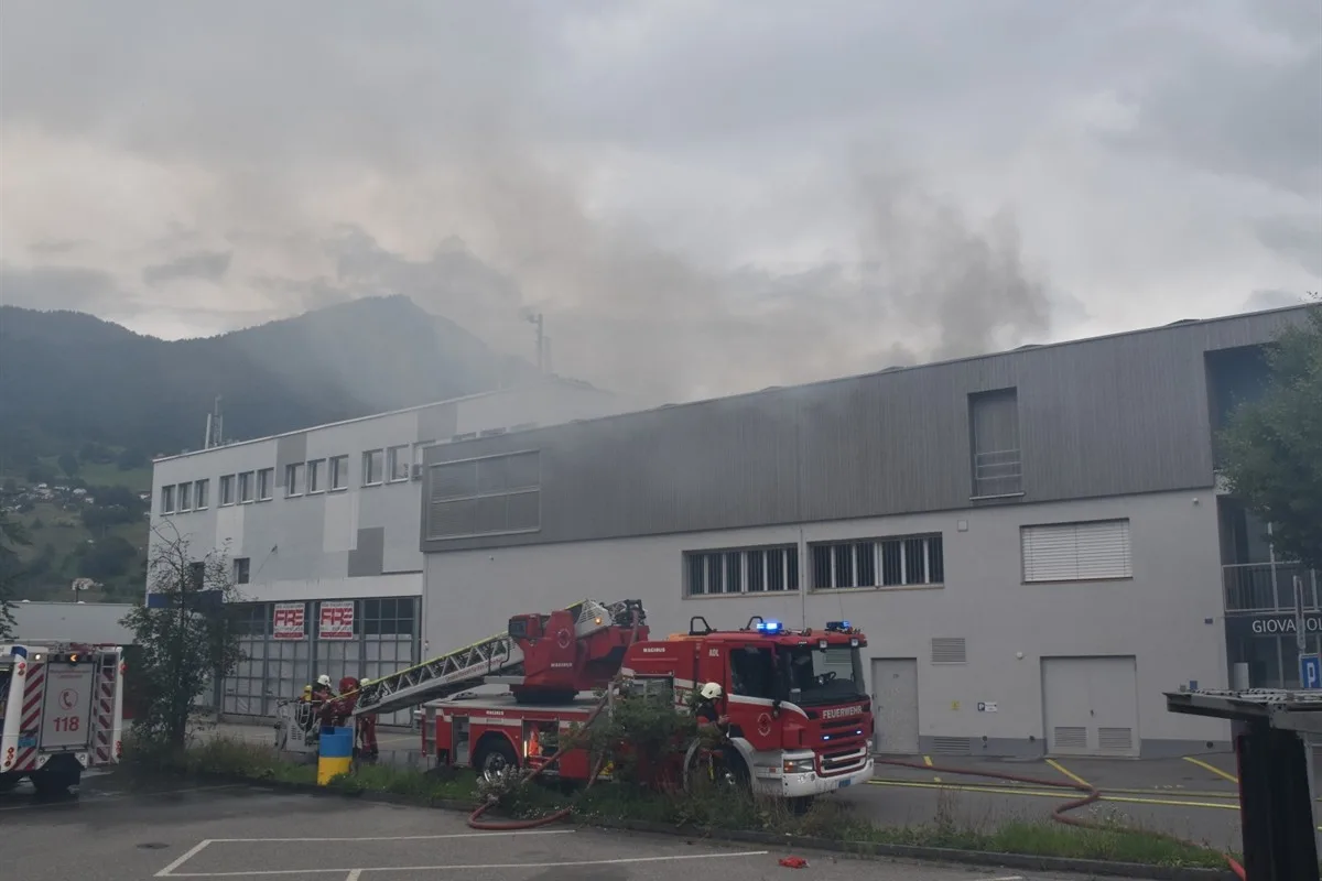 Malans GR - Brand in Gewerbehalle konnte gelöscht werden