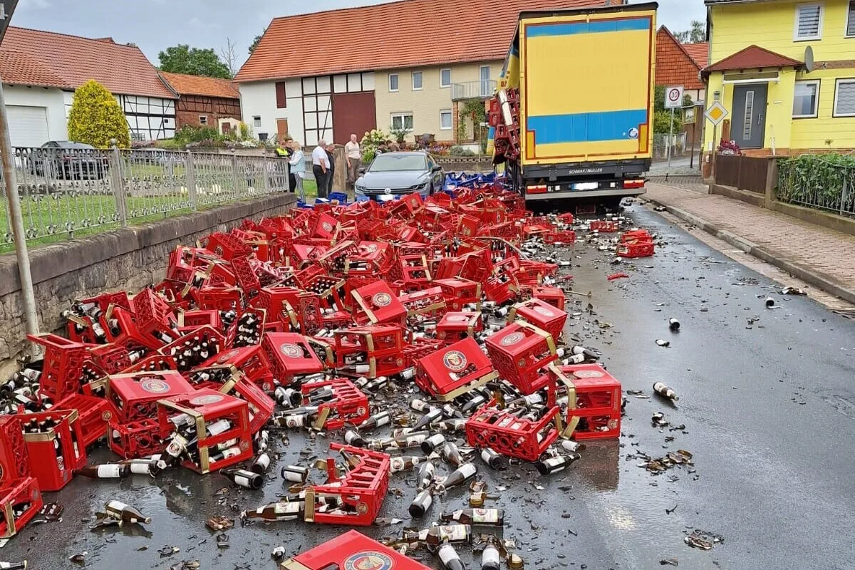 Edesheim - Lkw verliert Bier-Ladung 