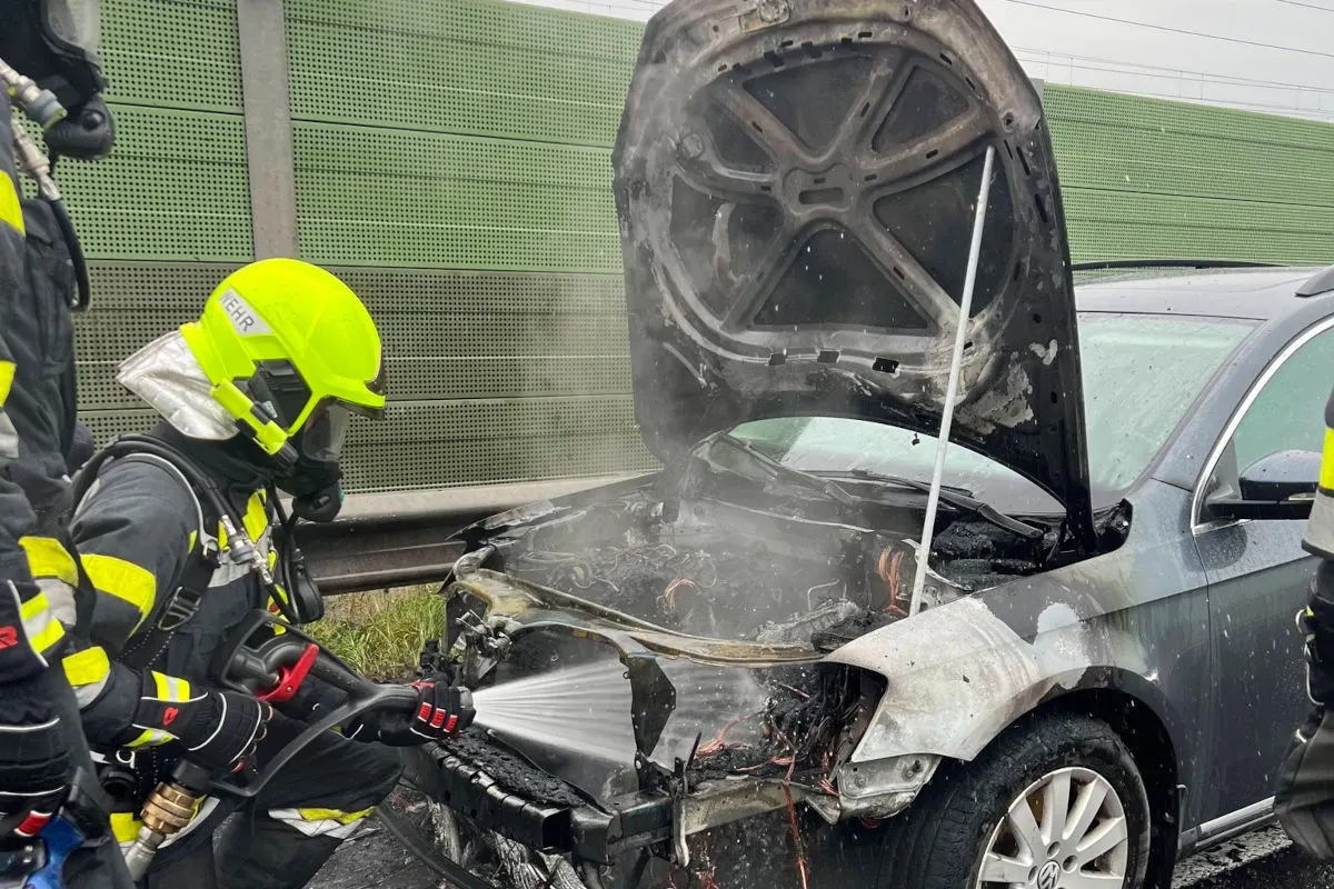 Kindberg ST – Motorraum eines Fahrzeugs in Brand