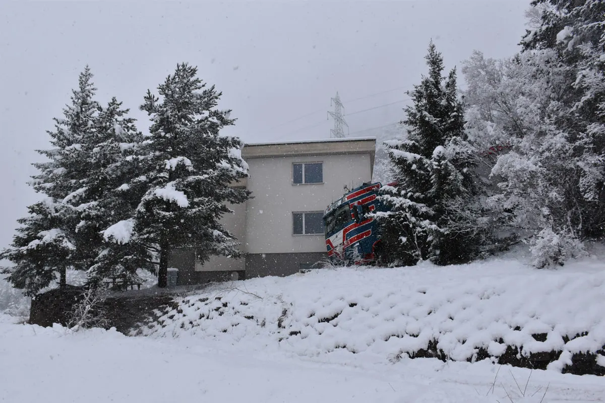 Surava GR - Spektakulärer Unfall - Sattelschlepper kollidiert mit Wohnhaus
