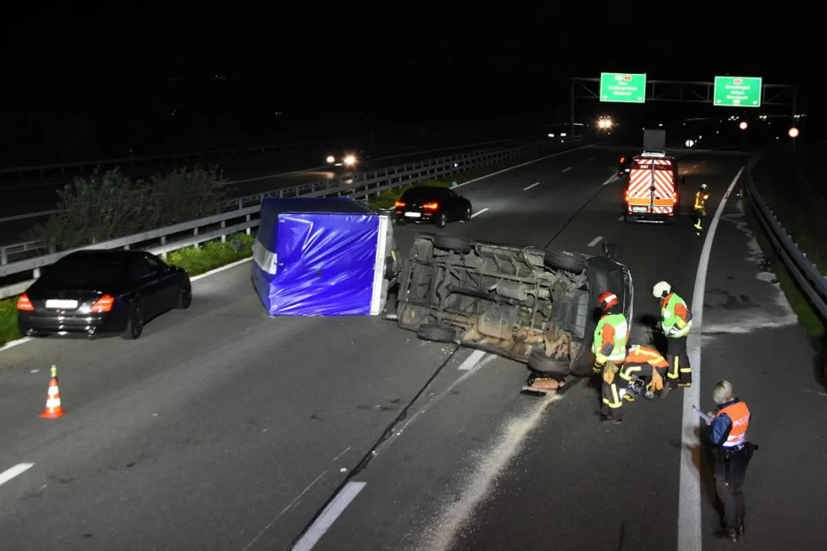 A1/Mörschwil SG - Lieferwagen mit Anhänger überschlägt sich