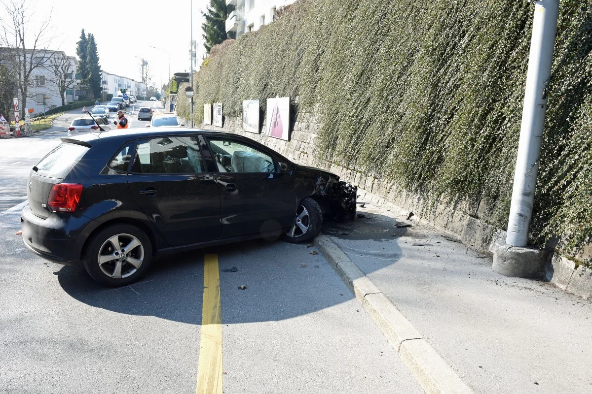 Stadt Luzern - Autofahrerin bei Unfall verletzt