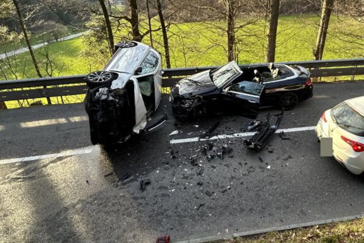 Unfall in Schöftland AG - Auto überschlägt sich 