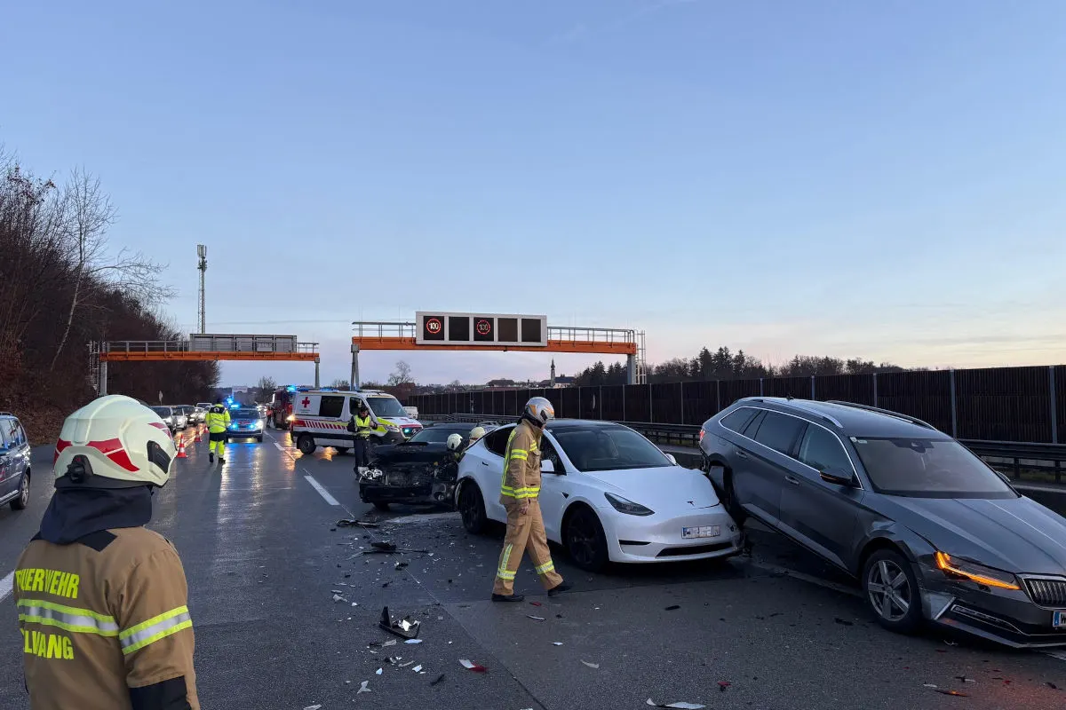 Hallwang – Unfall mit fünf Fahrzeugen auf der A1