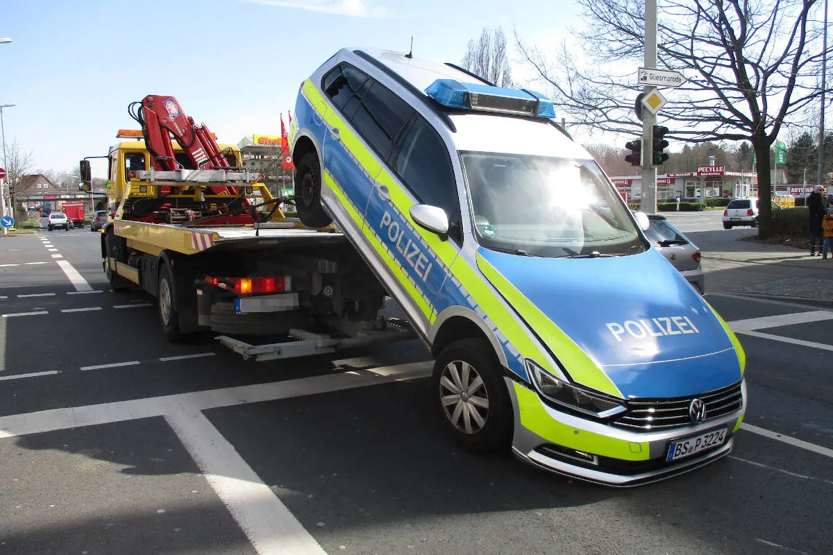 Braunschweig – Streifenwagen rutscht vom Abschlepper