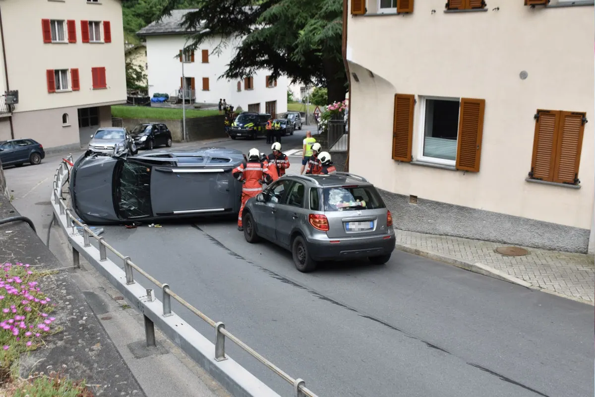 Brusio GR – PKW kollidiert mit Leitplanke und kippt auf die Seite
