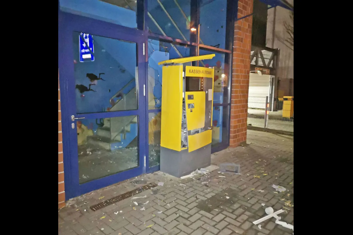 Langenfeld - Kassenautomat von Parkhaus aufgesprengt