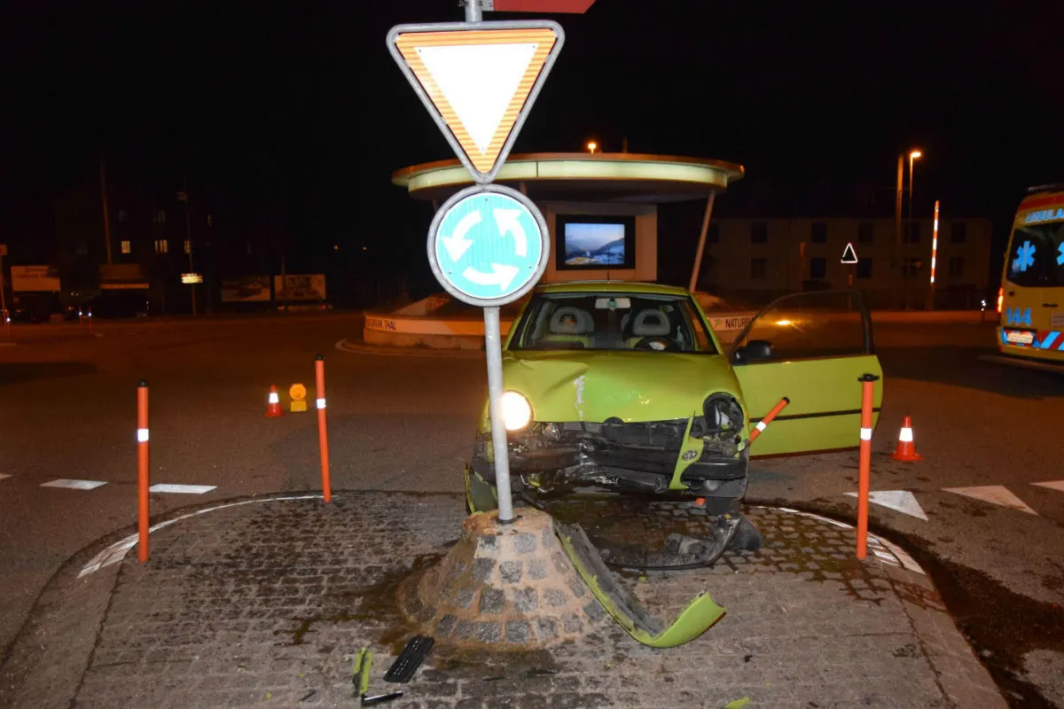 Balsthal SO - Frontale Kollision mit Betonsockel!