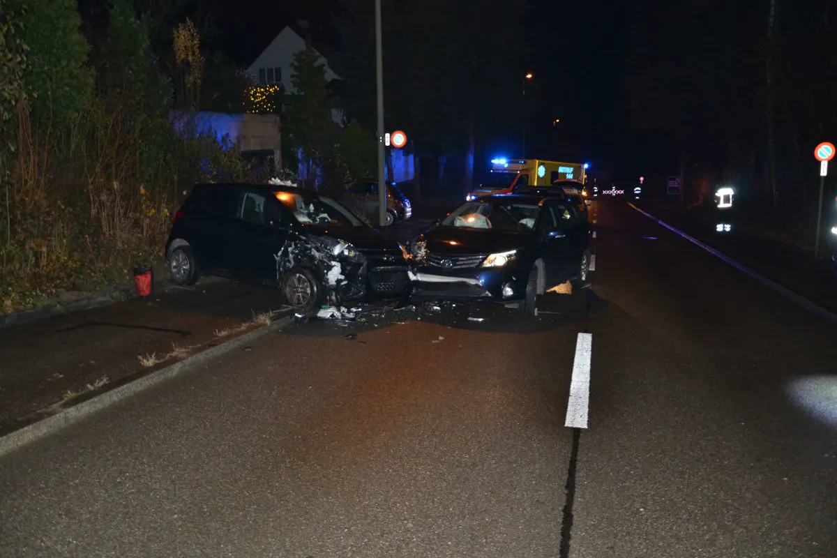 Allschwil BL - Frontalkollision fordert drei verletzte Personen